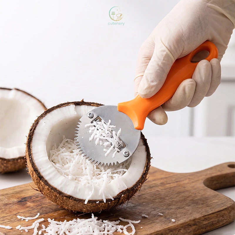 Dụng cụ bào dừa đa năng, cầm nắm thoải mái, tay cầm chắc chắn, làm bằng thép không gỉ.