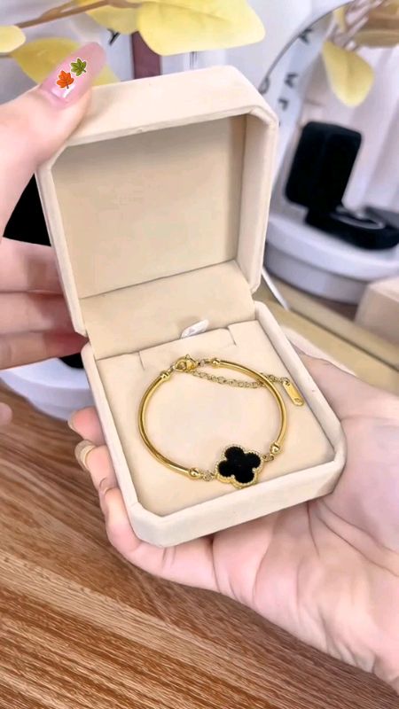 Vòng tay cỏ bốn lá #vongtay #ShopeeCreator #videohangthoitrang #shopeevideo #LuotVuiMuaLien