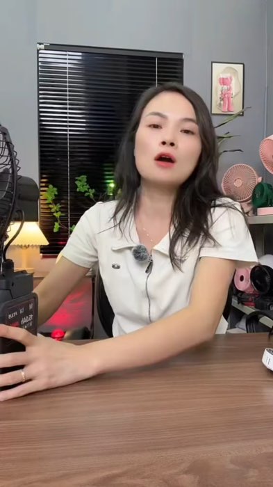 Quạt tích điện chạy pin #LuotVuiMuaLien #quattichdien #quattichdienchaypin #ShopeeVideo #KOLUyTin #HangMoiVe