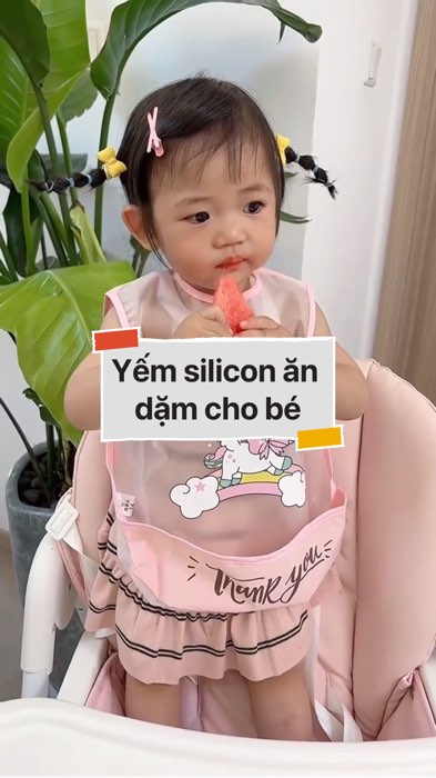 Yếm ăn dặm cho bé có máng hứng #VideoHangMevaBe#shopeestyle#ShopeeVideo#ShopeeCreator#LuotVuiMuaLien #diumi424