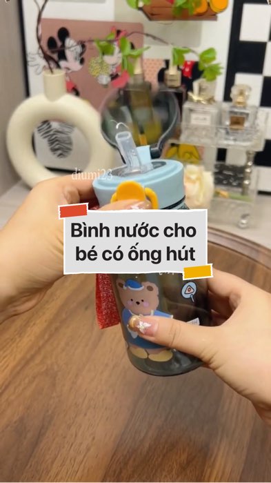 Bình nước cho bé có ống hút #VideohangTieuDung #shopeestyle#ShopeeVideo#ShopeeCreator #LuotVuiMuaLien#KOLUyTin#Videomuasam #SandealcungKOL #diumi684