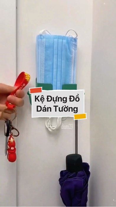 ￼Giá Đỡ Dán Tường Để Sạc Điện Thoại, Remote, Ổ Cắm/ Kệ Đựng Đồ Dán Tường Kèm 2 Móc Treo Đồ #diumi235