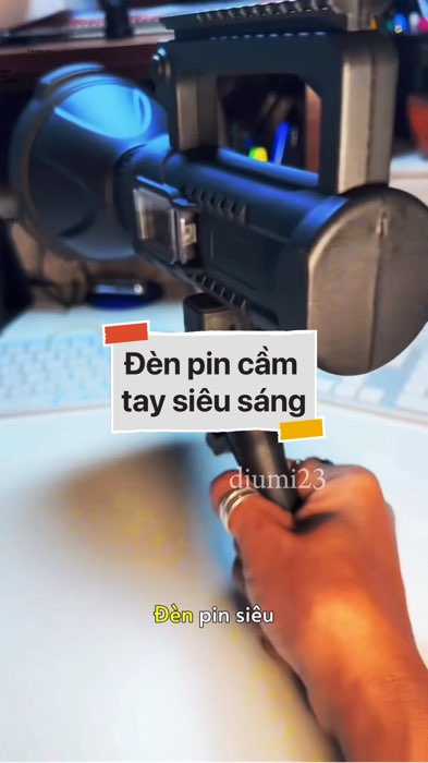 Đèn pin cầm tay siêu sáng #VideohangDienTu#shopeestyle#ShopeeVideo#ShopeeCreator #LuotVuiMuaLien#KOLUyTin#Videomuasam #SandealcungKOL #diumi270