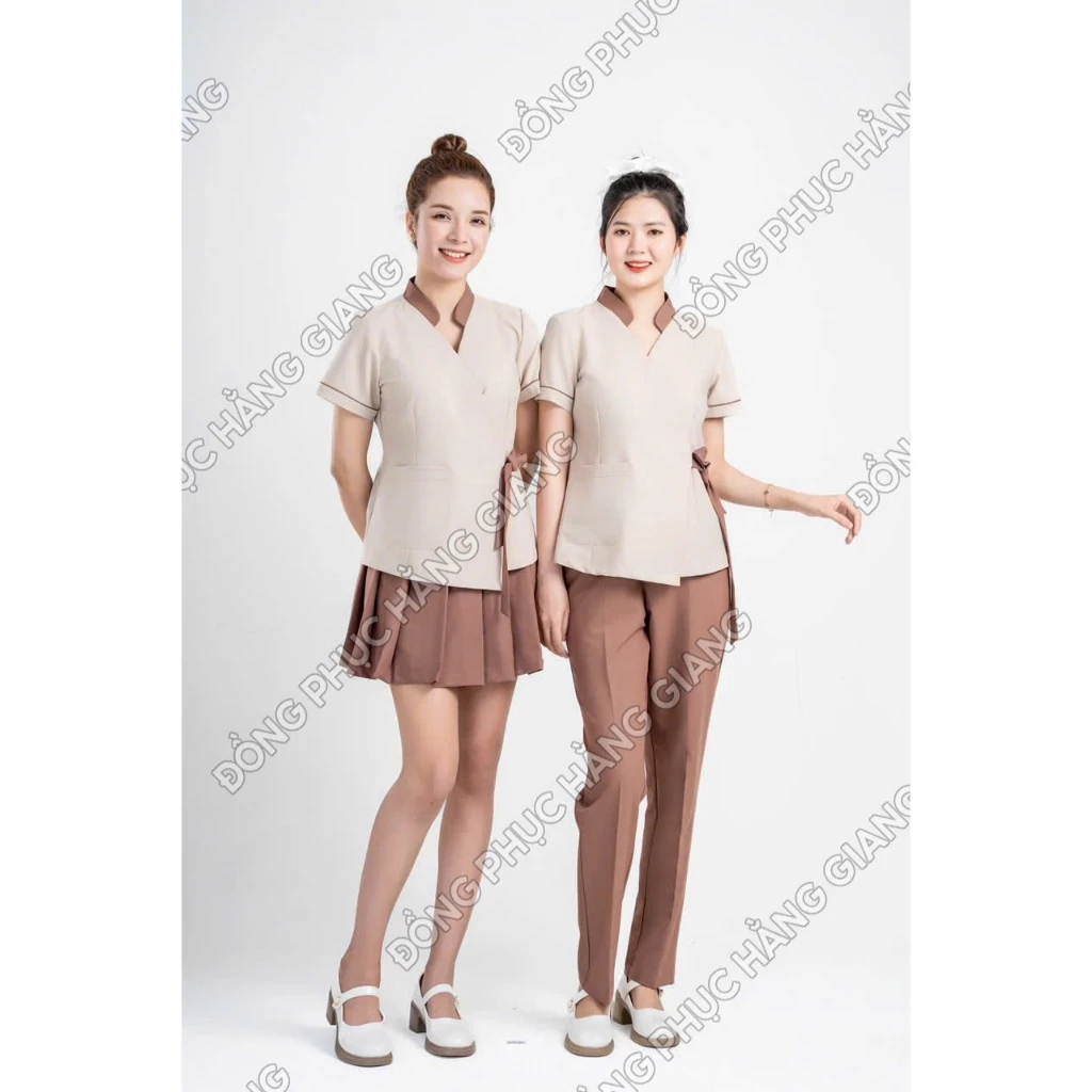 Đồng phục spa, thẩm mỹ viện, trường mầm non dáng cổ tàu dây buộc chất cotton lạnh mềm, không nhăn, co giãn nhẹ 4 chiều.