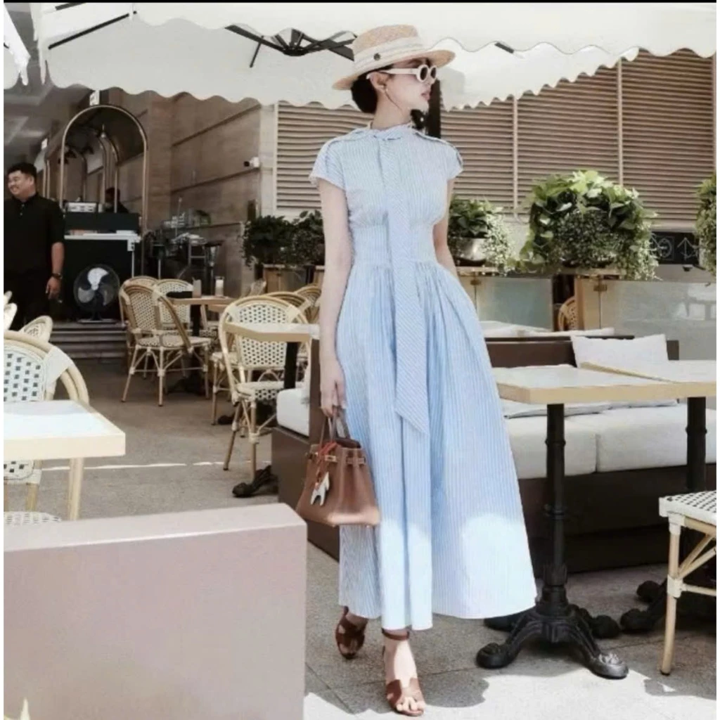 Váy maxi kẻ xanh thiết kế tay nơ cổ xinh xắn. Váy thiết kế Rosy V99 phù hợp đi chơi, dự tiệc và đi làm